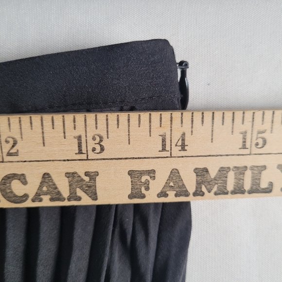 NWT Banana Republic Black Pleated Skirt Women's Size 4 Petite - Picture 7 of 8